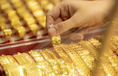 VIP Tin 24/7: Vàng Nhẫn 9999: Bất ngờ, vàng nhẫn đang thấp hơn vàng thế giới dù tăng vọt qua mốc 55 triệu đồng