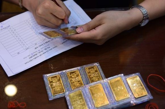 VIP Tin 24/7: Giảm khá mạnh – lùi sâu về gần mốc 67 triệu đồng, SJC vẫn tăng mức chênh với vàng thế giới lên sát 14 triệu đồng