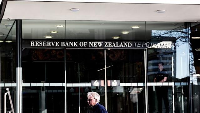 VIP Tin 24/7: NZD tăng mạnh sau tin NHTW New Zealand bất ngờ tăng lãi suất 50 điểm; quan chức Fed ủng hộ giữ lãi suất trên 5%